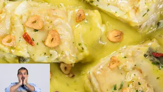 Delicioso bacalao al pil pil con láminas de ajo crujientes y guindilla. Un hombre con delantal muestra su asombro ante este plato.