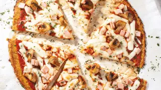 Pizza de coliflor con champiñones y jamón, una deliciosa alternativa a la masa de pizza tradicional.