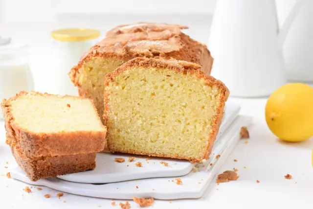 Un delicioso bizcocho de limón, con migas doradas y una textura esponjosa, listo para disfrutar.